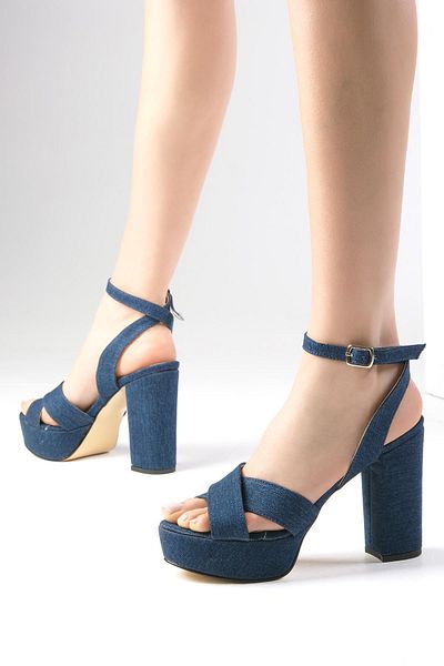 Mio Gusto Sandale cu toc pentru femei Ellis Jeans, culoare albastră, cu bretele încrucișate din denim, cu platformă