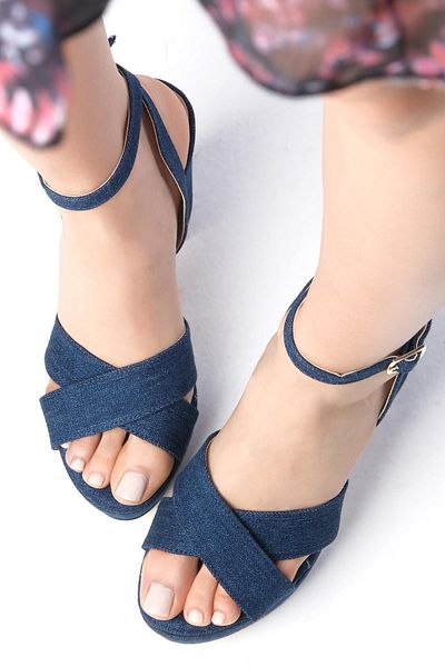 Mio Gusto Sandale cu toc pentru femei Ellis Jeans, culoare albastră, cu bretele încrucișate din denim, cu platformă
