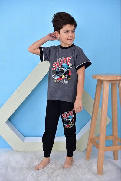 KAPİKİDS Σετ πιτζάμες με στάμπα Skate για αγόρια - κοντό μανίκι, μακρύ πάτο, λαιμόκοψη