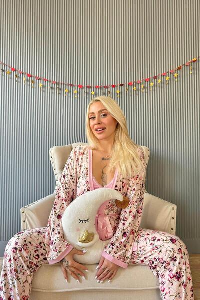 Pijamaevi Exkluzivní pletená souprava dámského pyžama světle růžové květované s kapucí