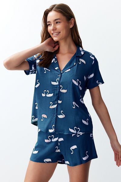 Trendyol Collection Set de pijamale țesute din viscoză cu model de animale bleumarin cu pantaloni scurți THMSS24PT00151