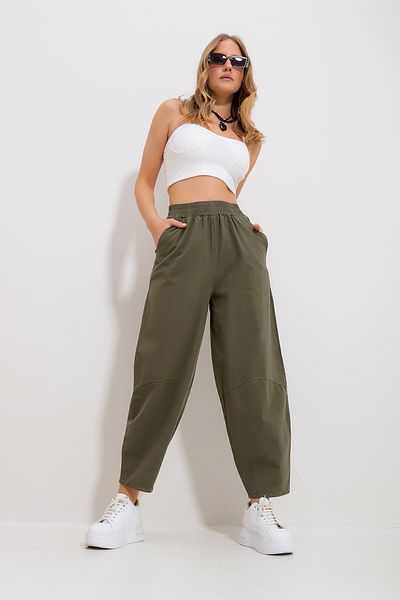 Trend Alaçatı Stili Khakifarbene Gabardine-Hose mit elastischem Bund und doppelter Tasche im Baggy-Schnitt für Damen mit Nahtdetails an den Knien ALC-X11885