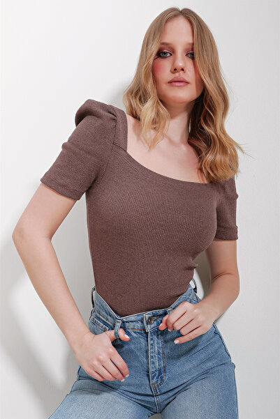 Trend Alaçatı Stili Braun-beige Damenblusen mit eckigem Kragen, Prinzessinnen-Ärmeln und normaler Passform, 2er-Pack, ALC-X8605-TK