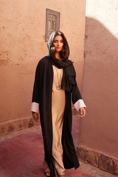 Trendyol Modest Schwarzes, farbblockiertes Aerobin Ferace/Abaya &amp; Kleid, 2-teiliges gewebtes Set TCTSS24US00033