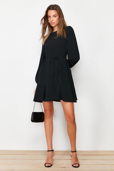 Trendyol Collection Mini tkané šaty s černým páskem a rovným střihem s výstřihem TWOAW24EL00337