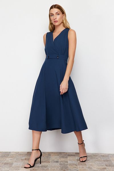 Trendyol Collection Sötétkék A-vonalú, duplasoros gallérral ellátott gombos részlet Midi szőtt ruha TWOSS24EL00348