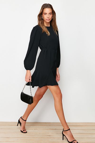 Trendyol Collection Mini tkané šaty s černým páskem a rovným střihem s výstřihem TWOAW24EL00337