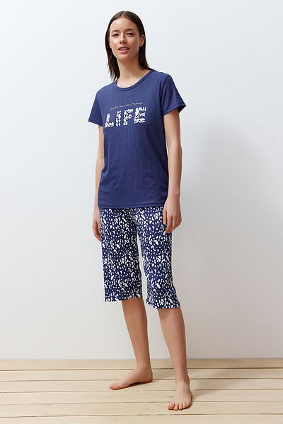 Trendyol Collection Kék szlogen nyomtatott bordás Capri kötött pizsama szett THMSS24PT00256
