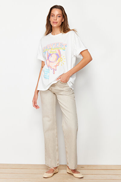 Trendyol Collection Bílé tričko Crew Neck – 100% bavlna, potištěné, Boyfriend Fit TWOSS21TS2705