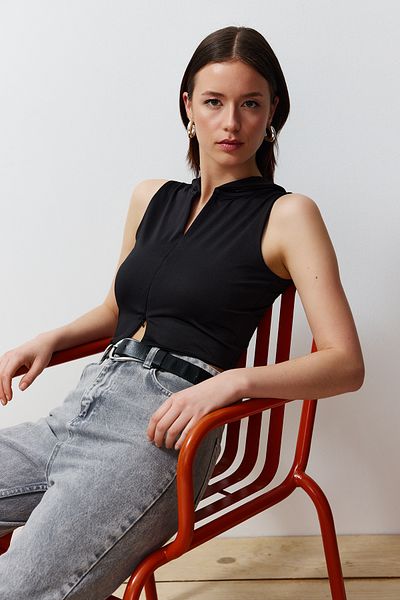 Trendyol Collection Schwarze taillierte/körperbetonte Bluse aus Stretch-Strick mit Kapuze und null Ärmeln TWOSS24BZ00420
