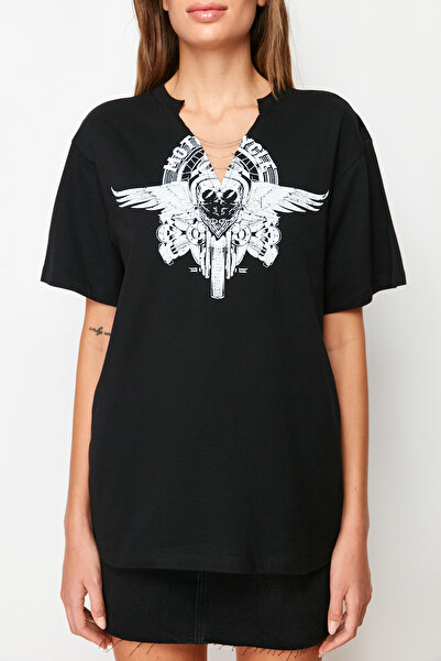 Trendyol Collection Černé 100% bavlna s potištěným řetízkem Detailní přítel pletené tričko s výstřihem do V TWOSS23TS00288