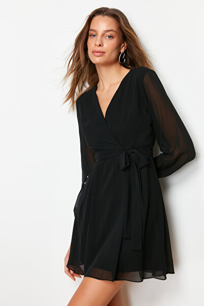 Kolekcia Trendyol Čierne mini tkané šaty s výstrihom do V, TWOAW22EL0691