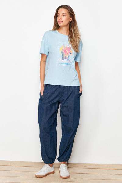 Trendyol Collection Světle modrá 100% bavlna Potištěný uvolněný/široký uvolněný střih Crew Neck Pletené tričko TWOSS22TS1145