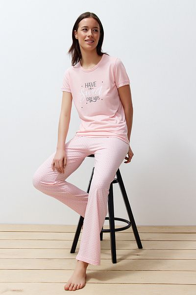 Trendyol Collection Pudrové heslo Pletené pyžamo s potiskem THMSS24PT00253