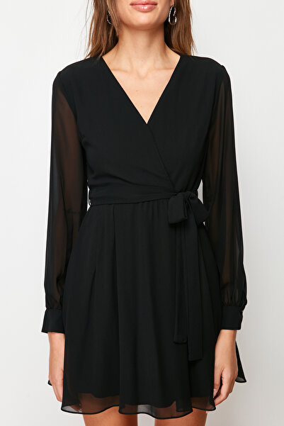Kolekcia Trendyol Čierne mini tkané šaty s výstrihom do V, TWOAW22EL0691