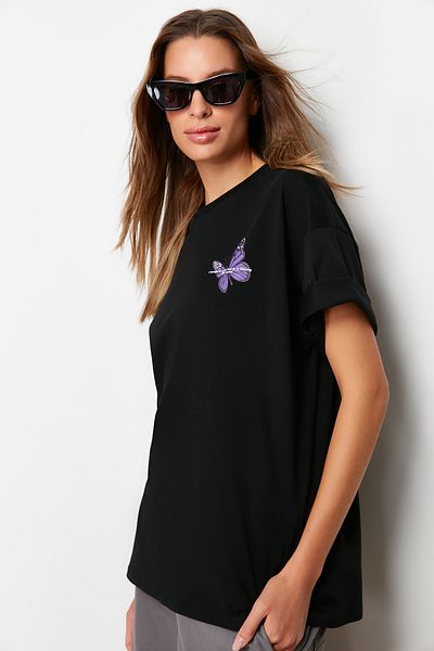 Trendyol Collection Tricou tricotat negru, 100% bumbac, cu imprimeu cu fluturi în față și în spate, supradimensionat/model lat TWOSS23TS00188