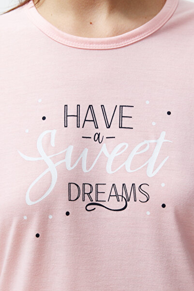 Trendyol Collection Pudrové heslo Pletené pyžamo s potiskem THMSS24PT00253