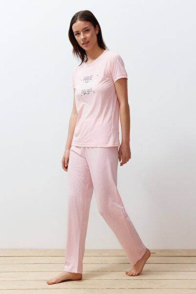 Trendyol Collection Pudrové heslo Pletené pyžamo s potiskem THMSS24PT00253