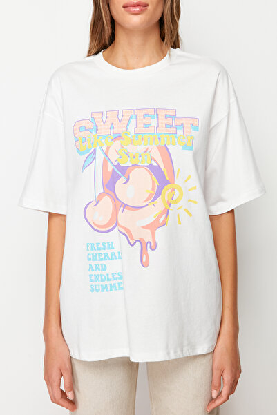 Trendyol Collection Bílé tričko Crew Neck – 100% bavlna, potištěné, Boyfriend Fit TWOSS21TS2705