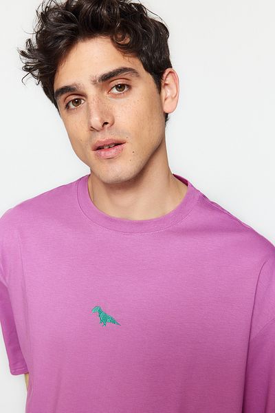 Trendyol Collection Übergroßes Baumwoll-T-Shirt in Pflaumenfarbe mit Dinosaurier-Stickerei - TMNSS23TS00243