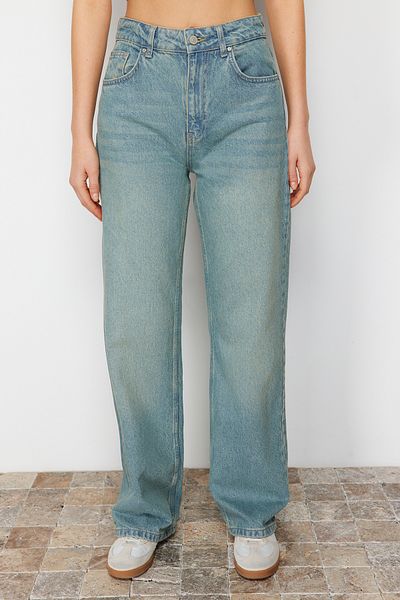 Trendyol Collection Jeans mit hoher Taille und weitem Bein in blassblauem Vintage-Effekt TWOSS23JE00166