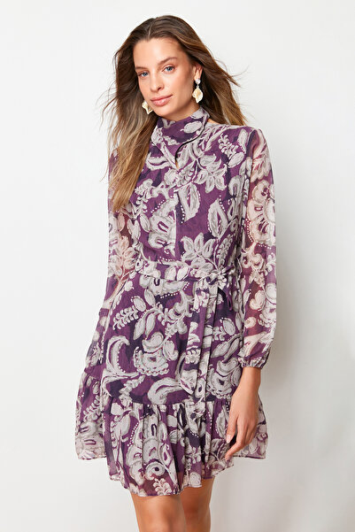 Trendyol Collection Sukienka z szyfonu śliwkowego z falbaniastą spódnicą i wzorem szala z paskiem - kołnierz stojący podszyty Twoaw24El00261