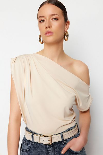 Trendyol Collection Aszimmetrikus nyakkivágással és nulla ujjú, rugalmas kötött blúz - Stone Regular Fit TWOSS24BZ00396