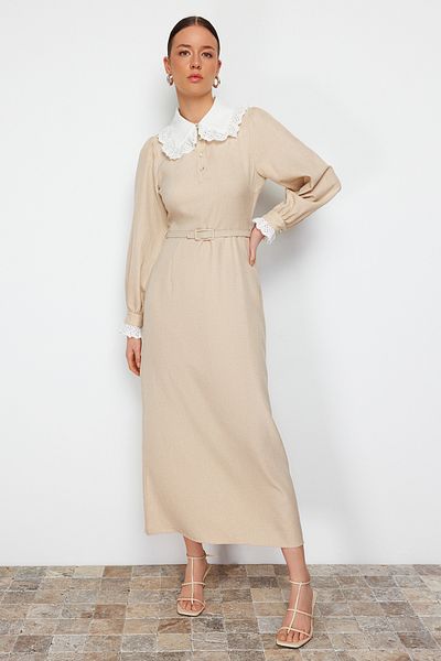 Trendyol Modest Μπεζ γιακά και μανίκι με δαντέλα Λεπτομερές υφασμένο φόρεμα σε γραμμή A TCTSS24EB00170