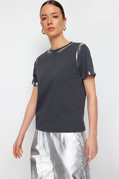 Trendyol Collection Antracit aranyozott laza/kényelmes mintás kötött póló TWOSS24TS00073