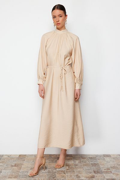 Trendyol Modest Puderfarbenes, gewebtes Kleid mit Stehkragen und Perlengürtel TCTSS24EB00125