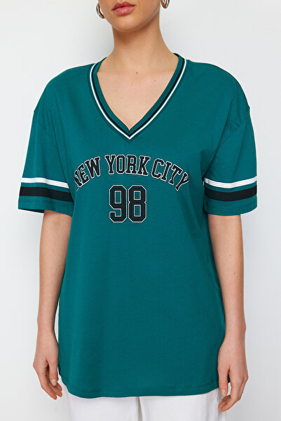 Trendyol Collection Zelený 100% bavlněný úplet proužek Detailní slogan Tištěný Oversize/Wide Fit Pletené tričko TWOSS24TS00093