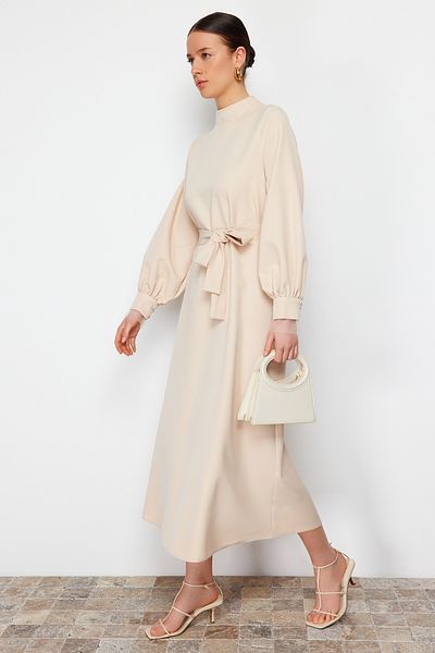 Trendyol Modest Beigefarbenes, gewebtes Kleid mit Stehkragen und Schärpendetail TCTSS24EB00174