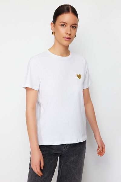 Trendyol Collection Tricou tricotat alb 100% bumbac aurit/lucitor cu inimă broderie obișnuită/regulată TWOSS24TS00124
