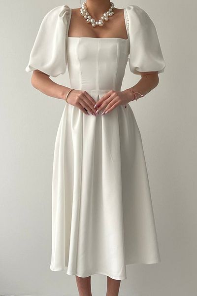 lovebox Weißes Abendkleid aus Atlasstoff mit trägerlosem Kragen, plissiertem ausgestelltem Schnitt, Midilänge und kurzen Ballonärmeln 167