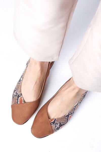 Mio Gusto Flache Ballerina-Schuhe für Damen von Debby in Hellbraun mit offenem Rücken