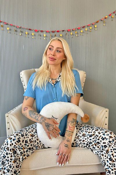 Pijamaevi Set de pijamale pentru femei cu mânecă scurtă, cu nasturi în față, exclusiv Blue Florado