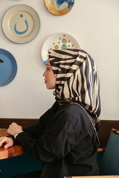 Levidor New Season Zebra Pattern Trend Polyester 90x90 Twill (TIVIL) Μοντέλο κασκόλ Hijab Nağme Ldt14