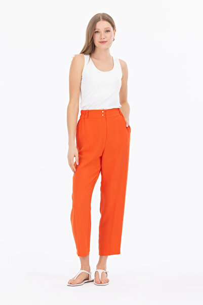 SEÇİL PANTALONE S POLU-ELASTIČNOM VELIČINOM, REZANJE U OBLIKU MRKVE, DUŽINA D...