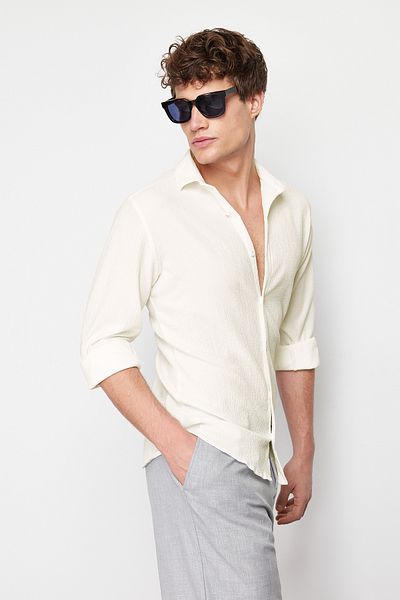 Trendyol Collection Ecru Slim Fit strukturiertes Langarm-Strickhemd TMNSS23GO00054