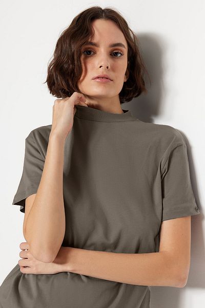 Trendyol Collection Ölgrün-Grau, 2er-Pack Basic-Strick-T-Shirts aus 100 % Baumwolle mit Stehkragen TWOSS20TS1500
