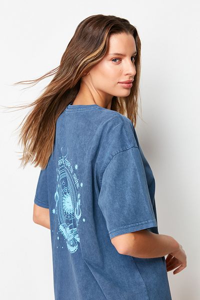 Trendyol Collection Pletené tričko Indigo Boyfriend Crew Neck – 100% bavlna, zadní potisk, bledý efekt TWOSS23TS00111
