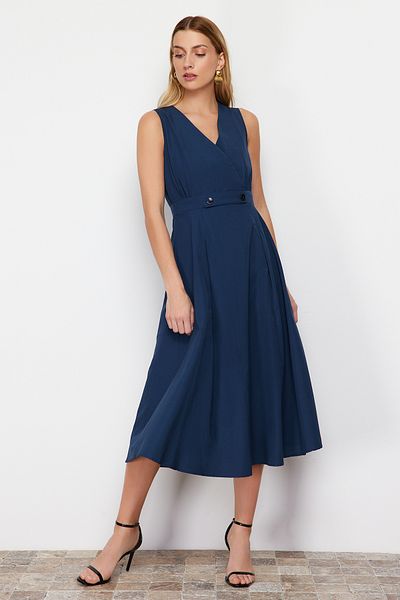 Trendyol Collection Sötétkék A-vonalú, duplasoros gallérral ellátott gombos részlet Midi szőtt ruha TWOSS24EL00348