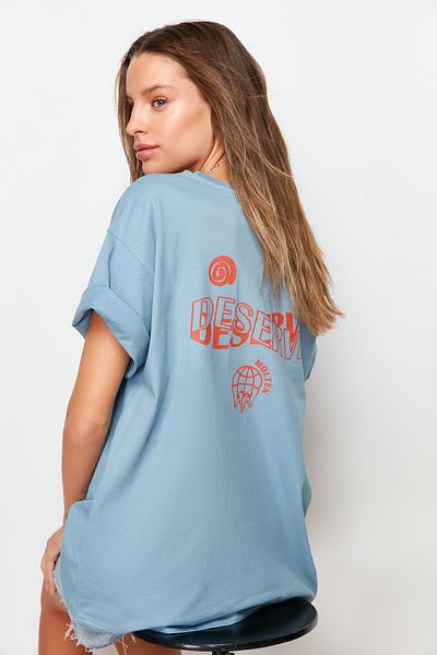 Trendyol Collection Indigó 100% pamut Vissza Szlogen Nyomtatott Boyfriend Fit Crew Neck kötött póló TWOSS22TS2168