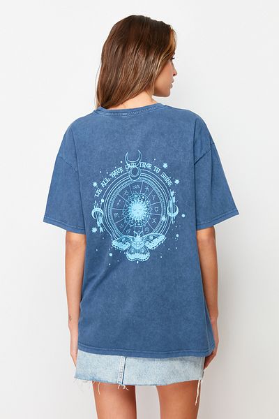 Trendyol Collection Pletené tričko Indigo Boyfriend Crew Neck – 100% bavlna, zadní potisk, bledý efekt TWOSS23TS00111