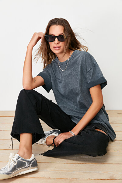Trendyol Collection Antracitové 100% silné bavlněné tričko s efektem vyblednutí a potiskem na zádech, pletené tričko Boyfriend TWOSS23TS00109