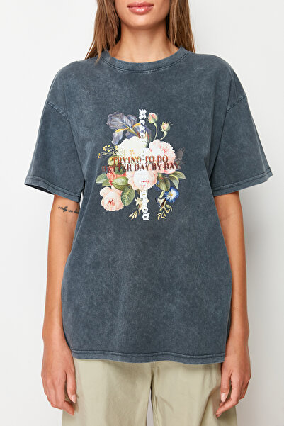 Trendyol Collection Anthracite 100% βαμβακερό εμπριμέ και εφέ απαλό Oversize/Loose Fit Πλεκτό T-Shirt TWOSS23TS00281