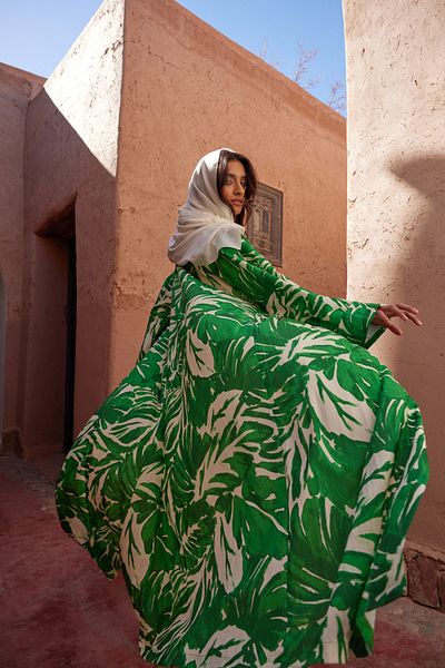 Trendyol Modest Zielone, długie tkane kimono i kaftan w tropikalny wzór TCTSS24KF00000