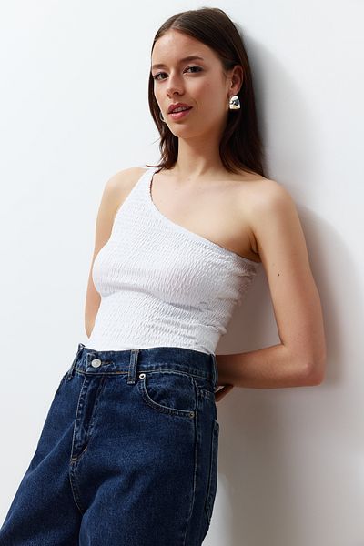 Trendyol Collection Λευκή Βαμβακερή Ευέλικτη Πλεκτή Μπλούζα με Μονό ώμο με τσιμπούκια TWOSS24BZ00419