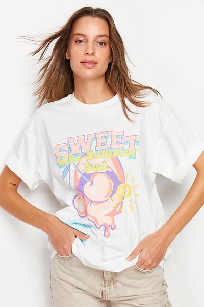 Trendyol Collection Crew nyakú fehér póló - 100% pamut, nyomott, Boyfriend Fit TWOSS21TS2705