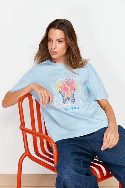 Trendyol Collection Světle modrá 100% bavlna Potištěný uvolněný/široký uvolněný střih Crew Neck Pletené tričko TWOSS22TS1145